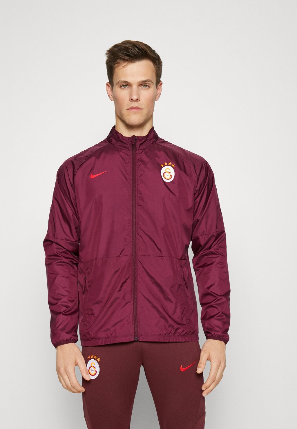 

Спортивная куртка Nike