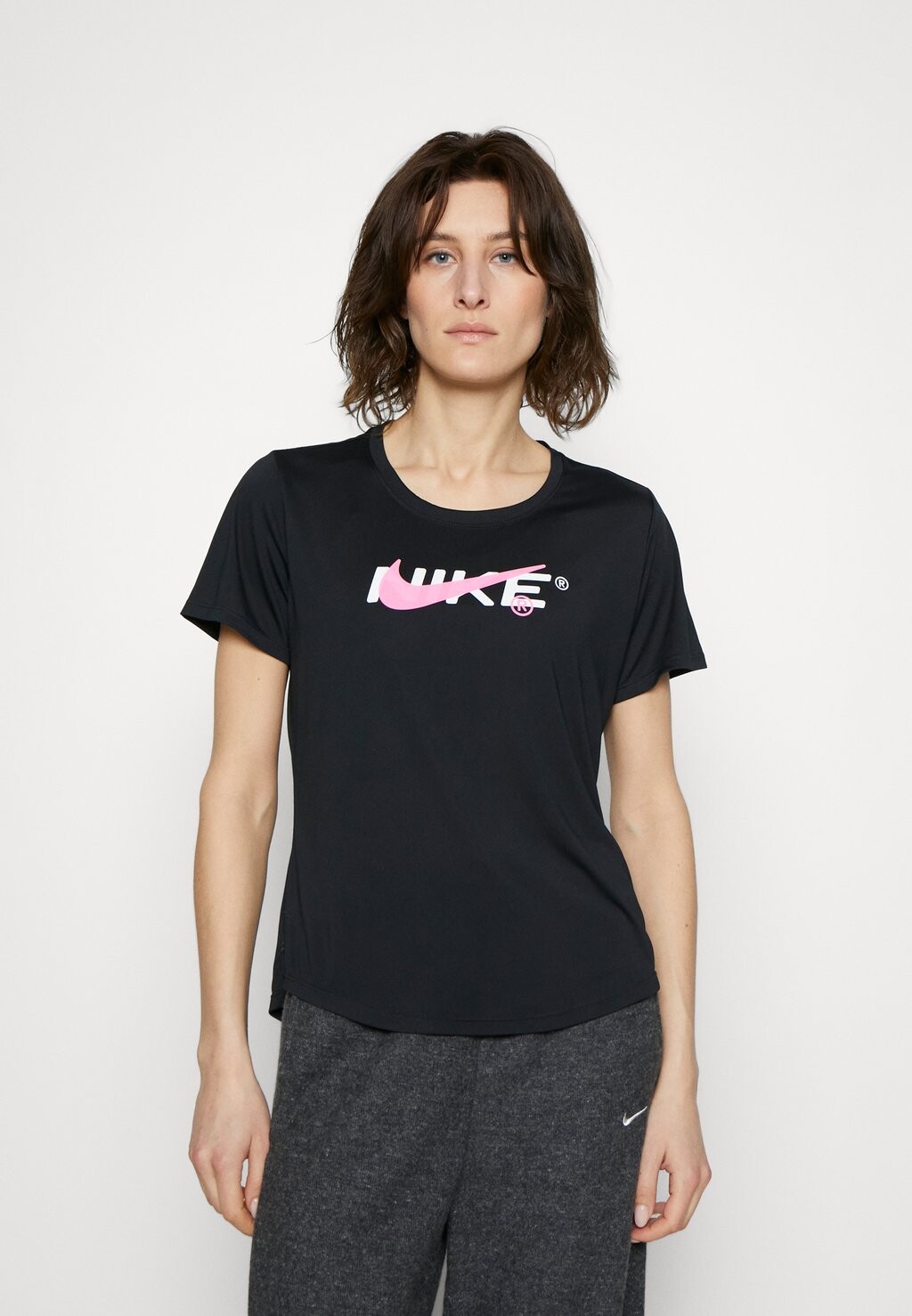 

Футболка с принтом Nike, черный