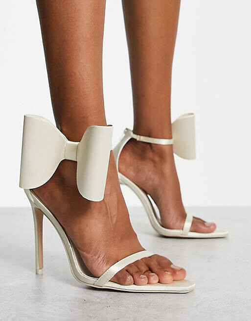 

Белые атласные сандалии Public Desire Wide Fit Zeal с бантом