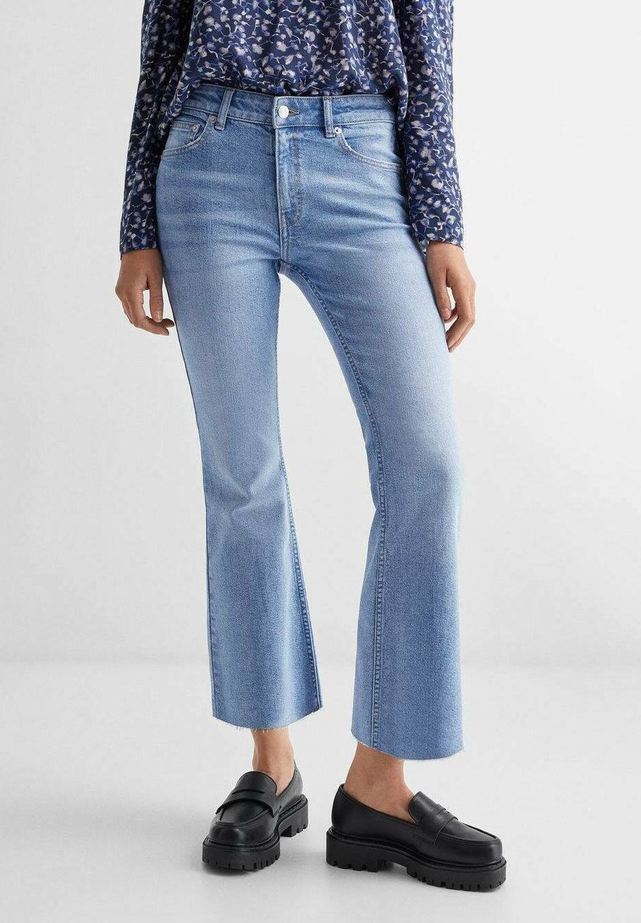 

Джинсы-клеш Slim Fit Mango, цвет medium blue