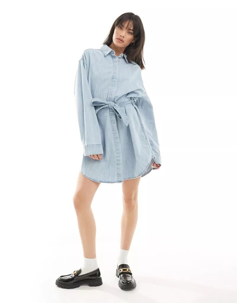 

Короткое джинсовое платье-рубашка с поясом ASOS