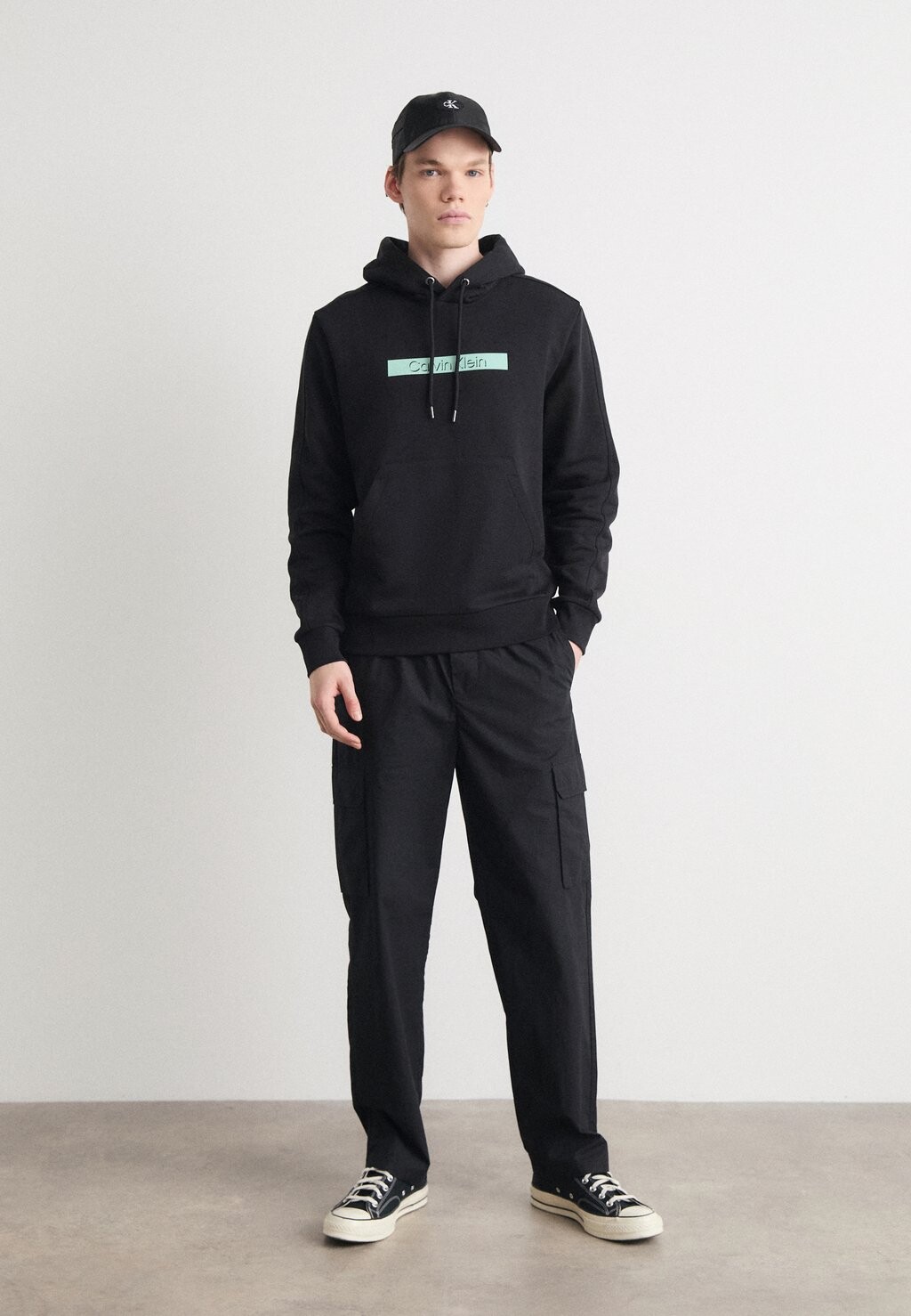 

Джемпер с капюшоном CUT OUT SHADOW LOGO HOODIE Calvin Klein, черный
