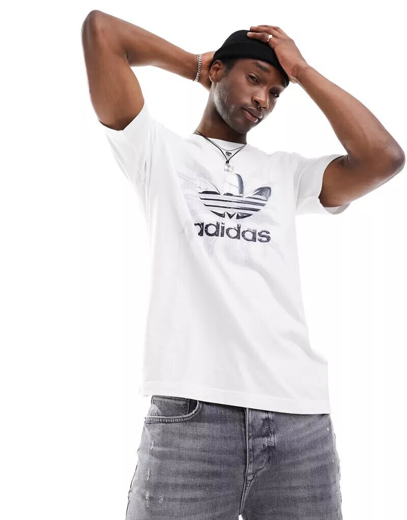 

Бело-серебристая футболка с рисунком электричества adidas Originals