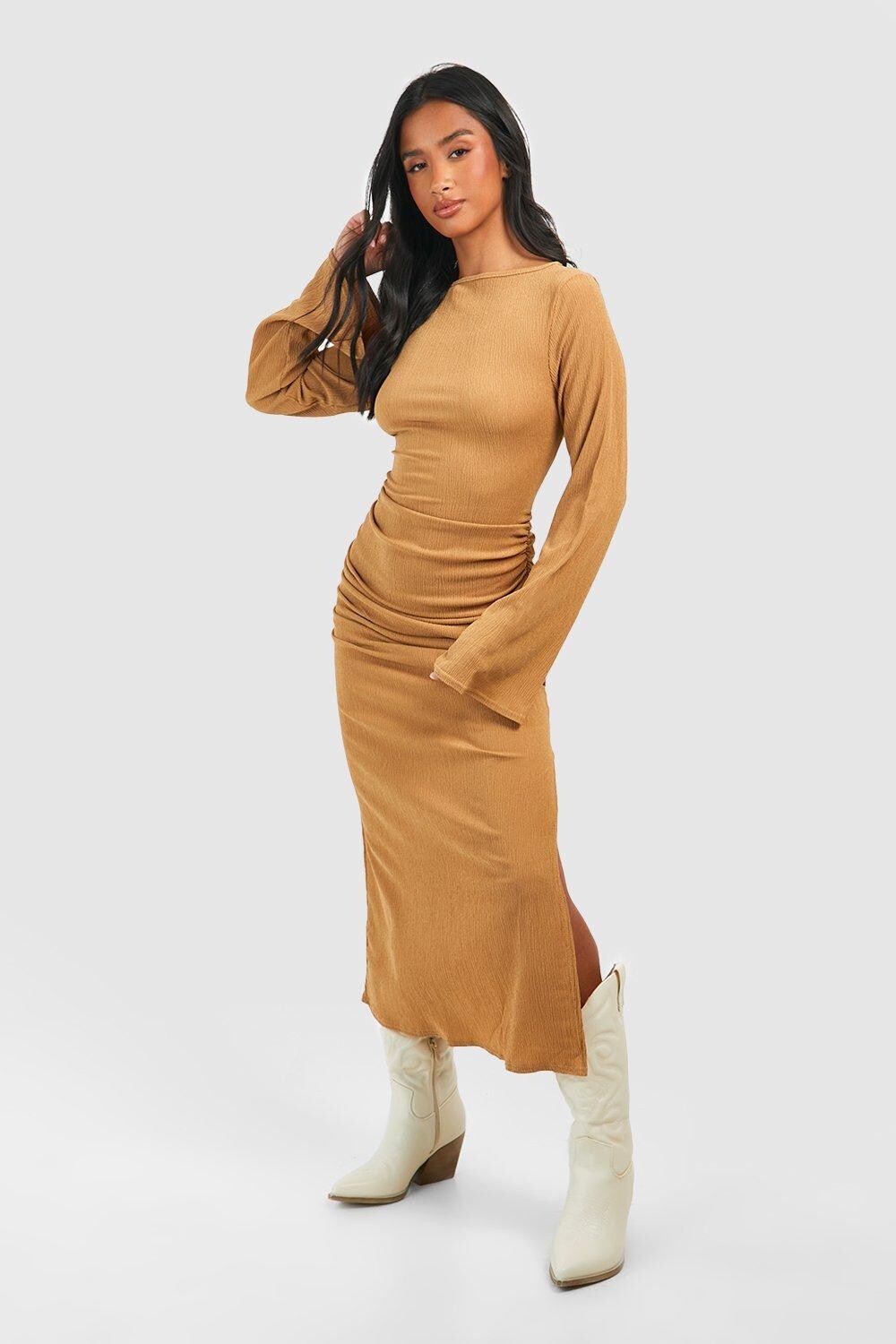 

Платье макси с расшешенными рукавами и соборами Boohoo, кэмел
