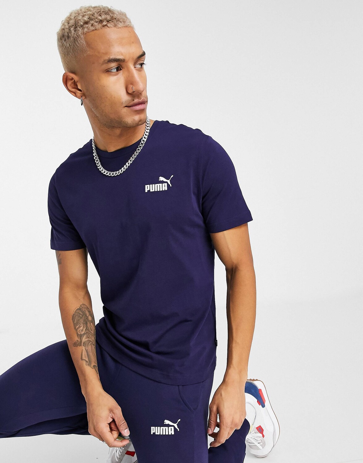 

Темно-синяя футболка с небольшим логотипом Puma Essentials