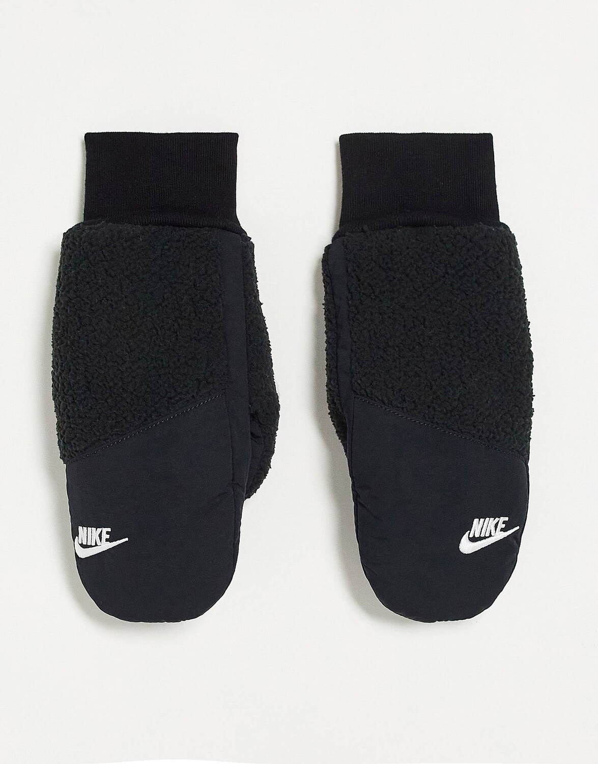 

Черные женские варежки Nike Sherpa