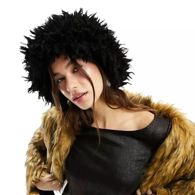 

Шапка Weekday Faux Fur, черный