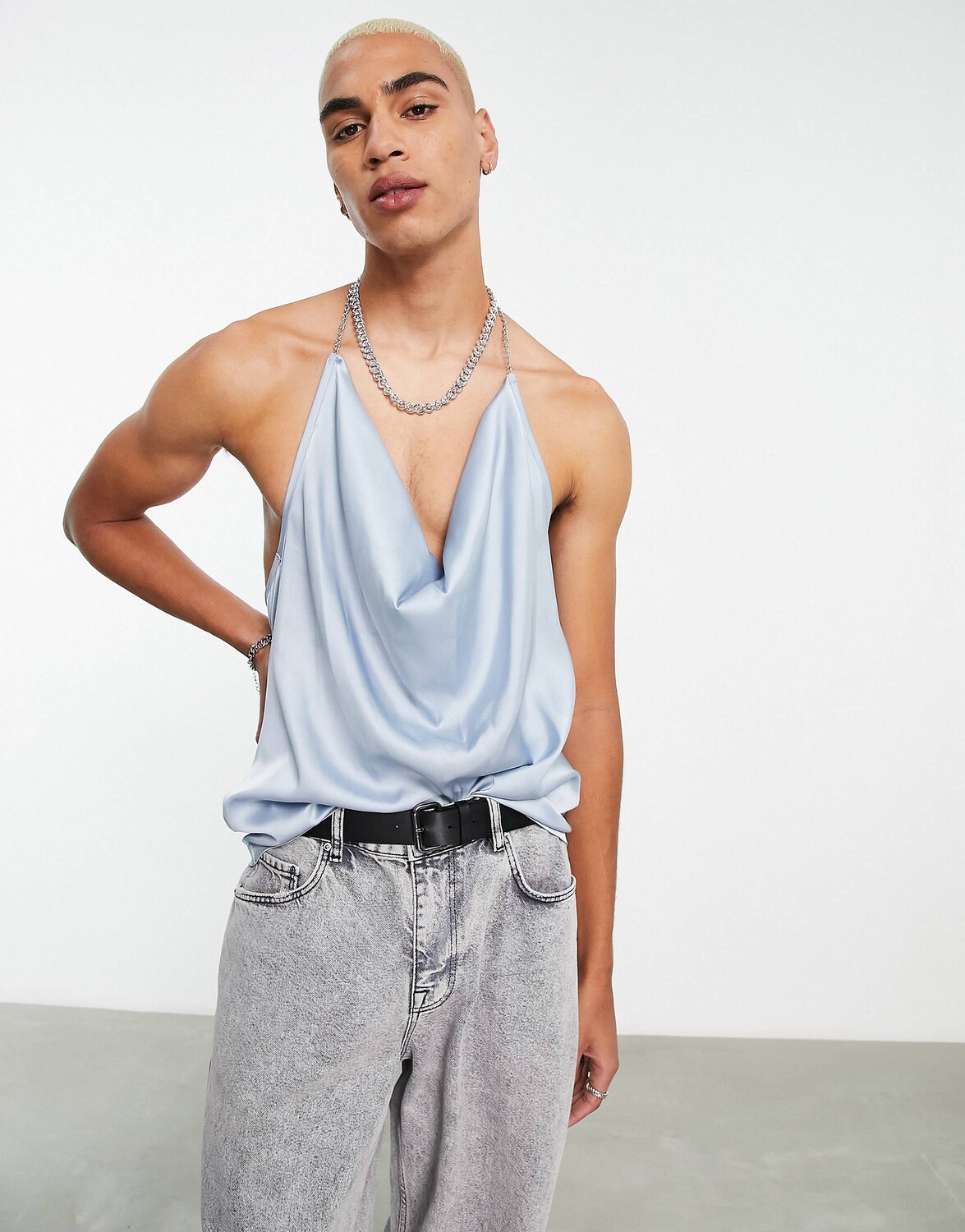 

Синий атласный жилет ASOS DESIGN с воротником-хомутом и цепочкой