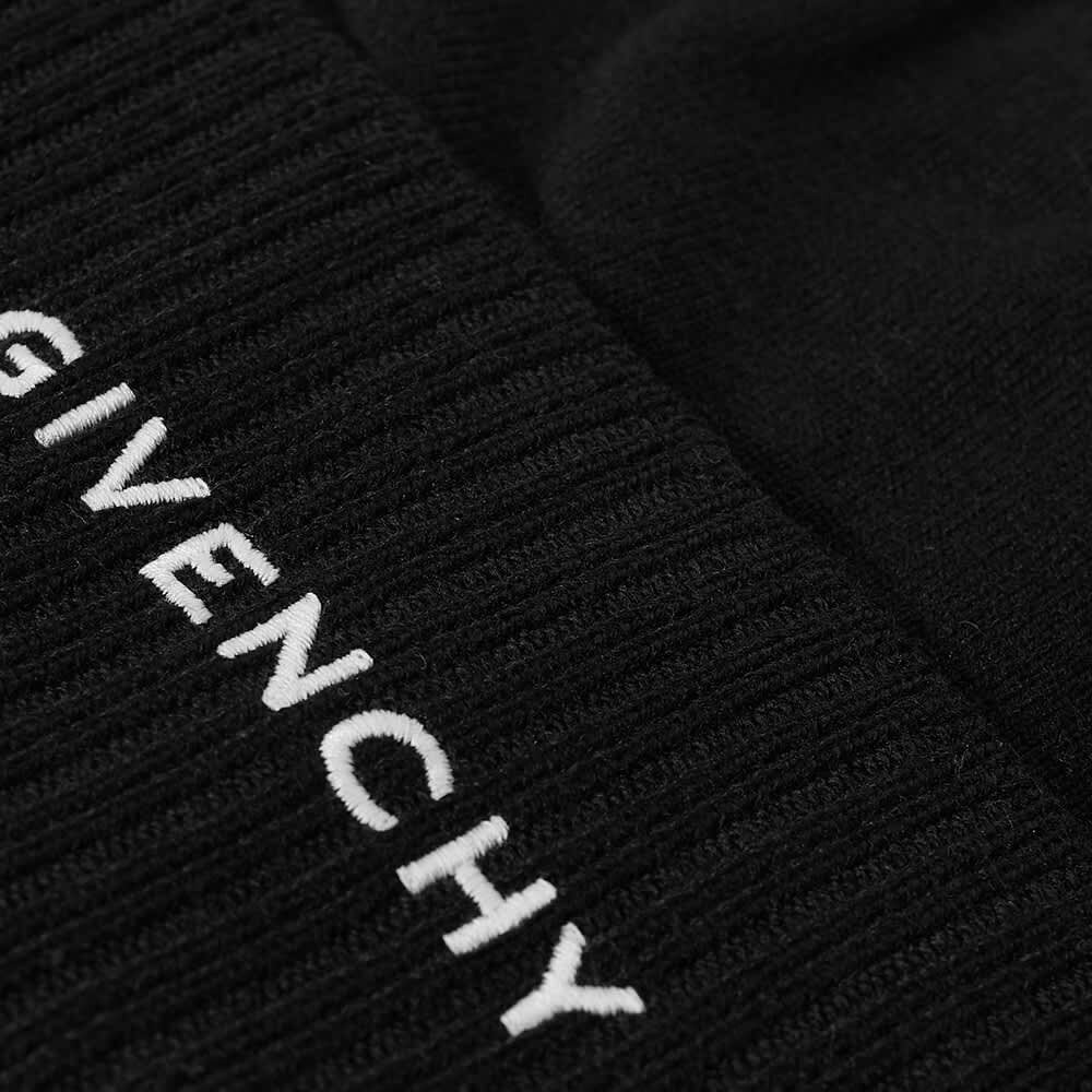 

шапка с логотипом Givenchy