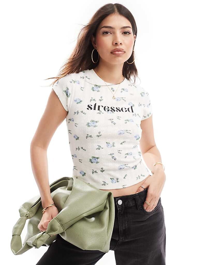 

ASOS DESIGN – Футболка Baby Fit Pointelle Подчеркнутая графика и цветочный узор