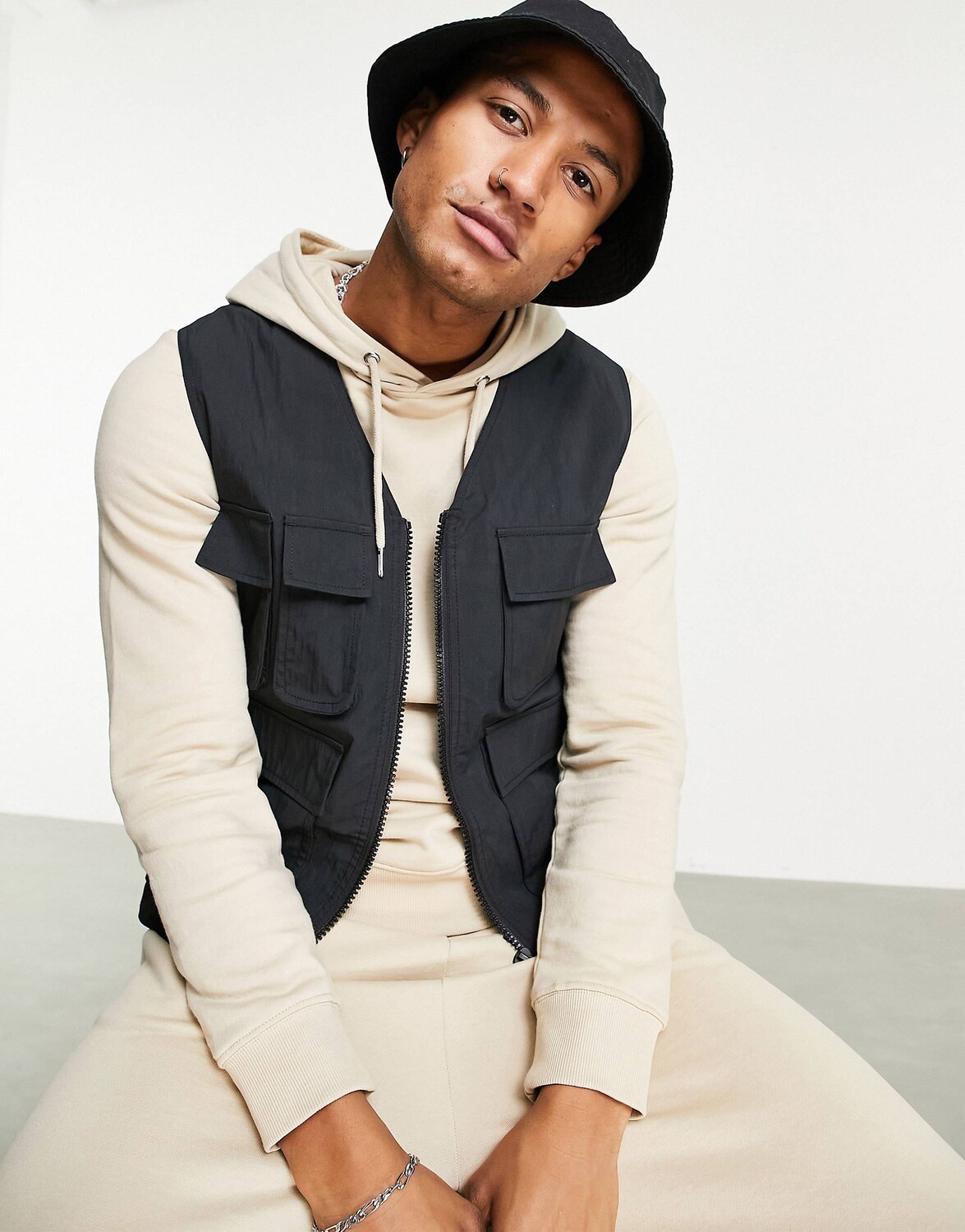 

Черный жилет в стиле милитари с карманами ASOS DESIGN