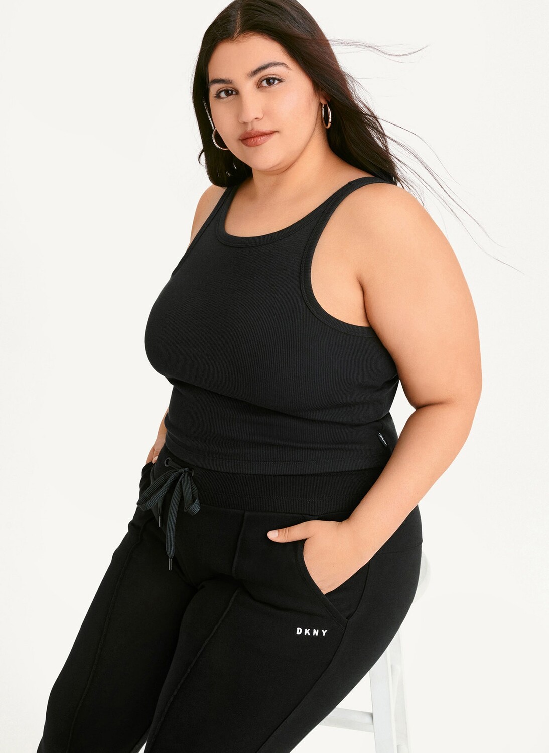 

Джоггеры с защипами и вышитым логотипом DKNY, Черный
