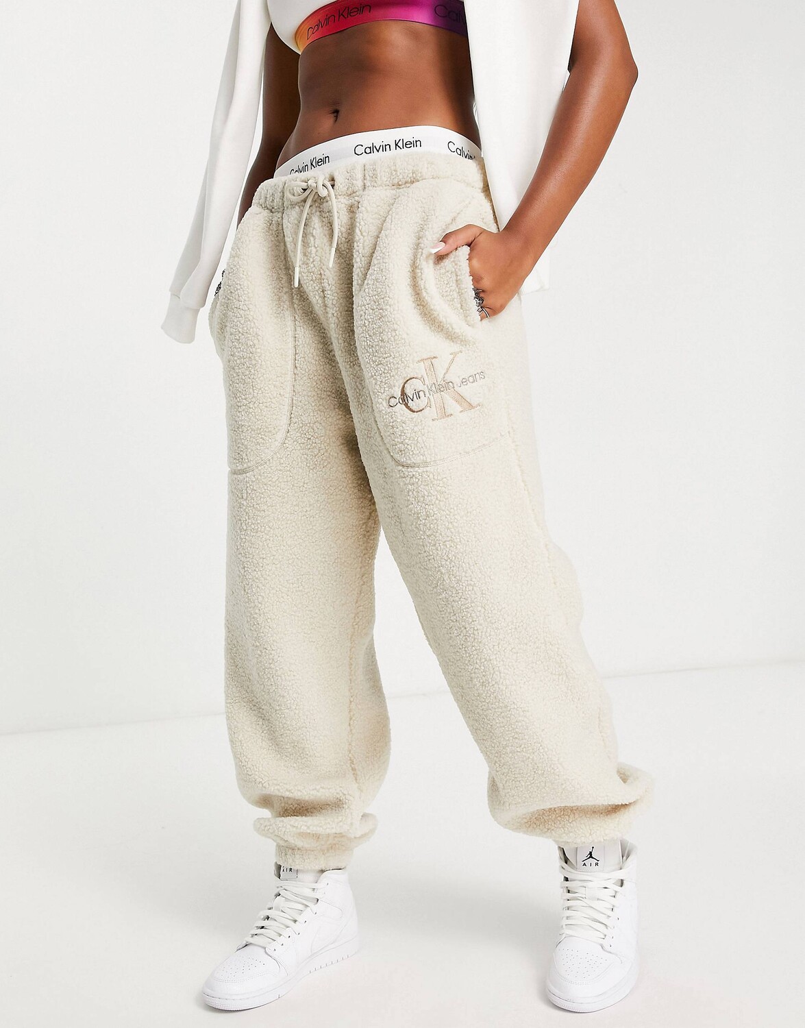 

Джоггеры из шерпы с логотипом Calvin Klein Jeans из яичной скорлупы