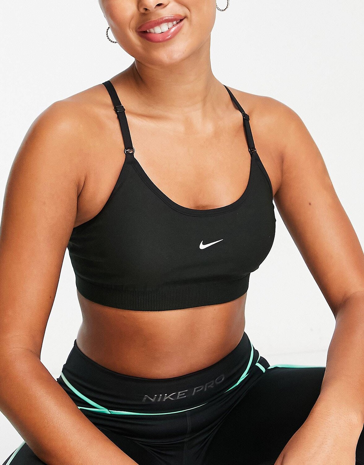 

Черный спортивный бюстгальтер с легкой поддержкой Nike Training Indy Seamless Dri-FIT