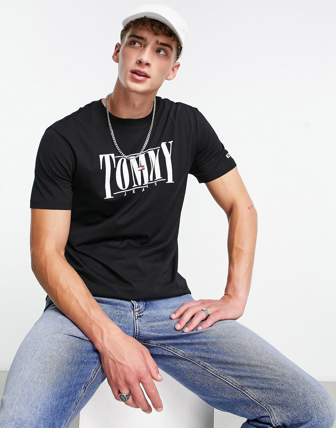 

Черная хлопковая футболка классического кроя с засечками и логотипом Tommy Jeans