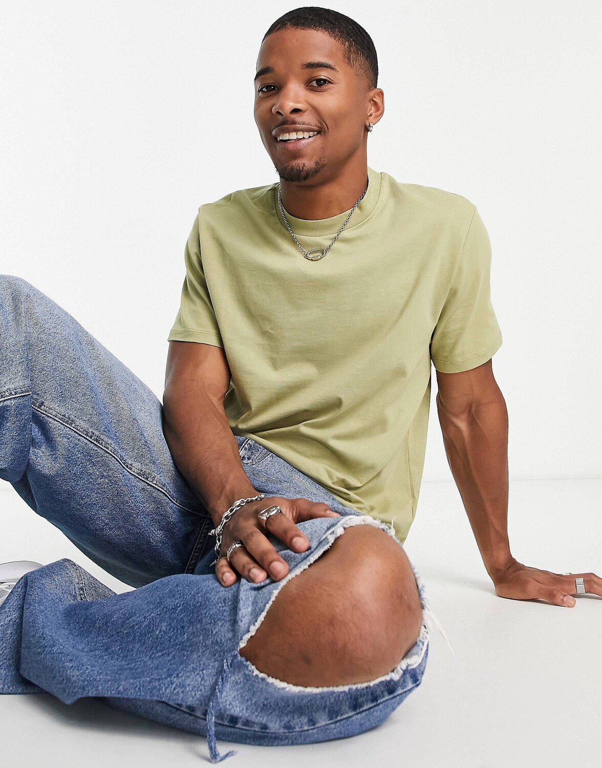 

Футболка цвета хаки с круглым вырезом ASOS DESIGN