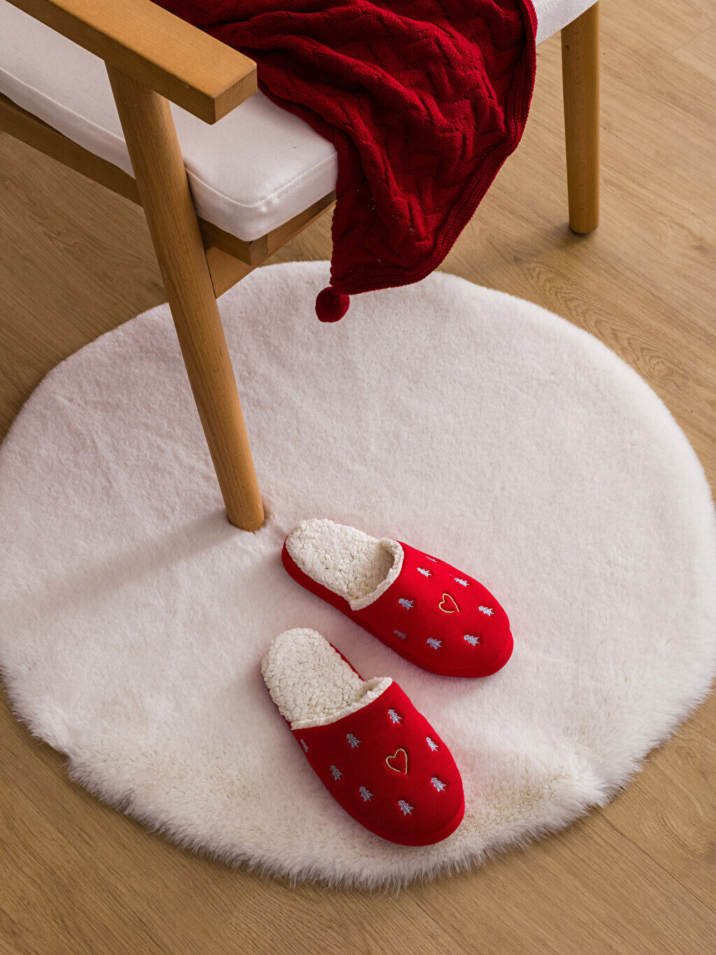 

Вышитые домашние тапочки LCW Home