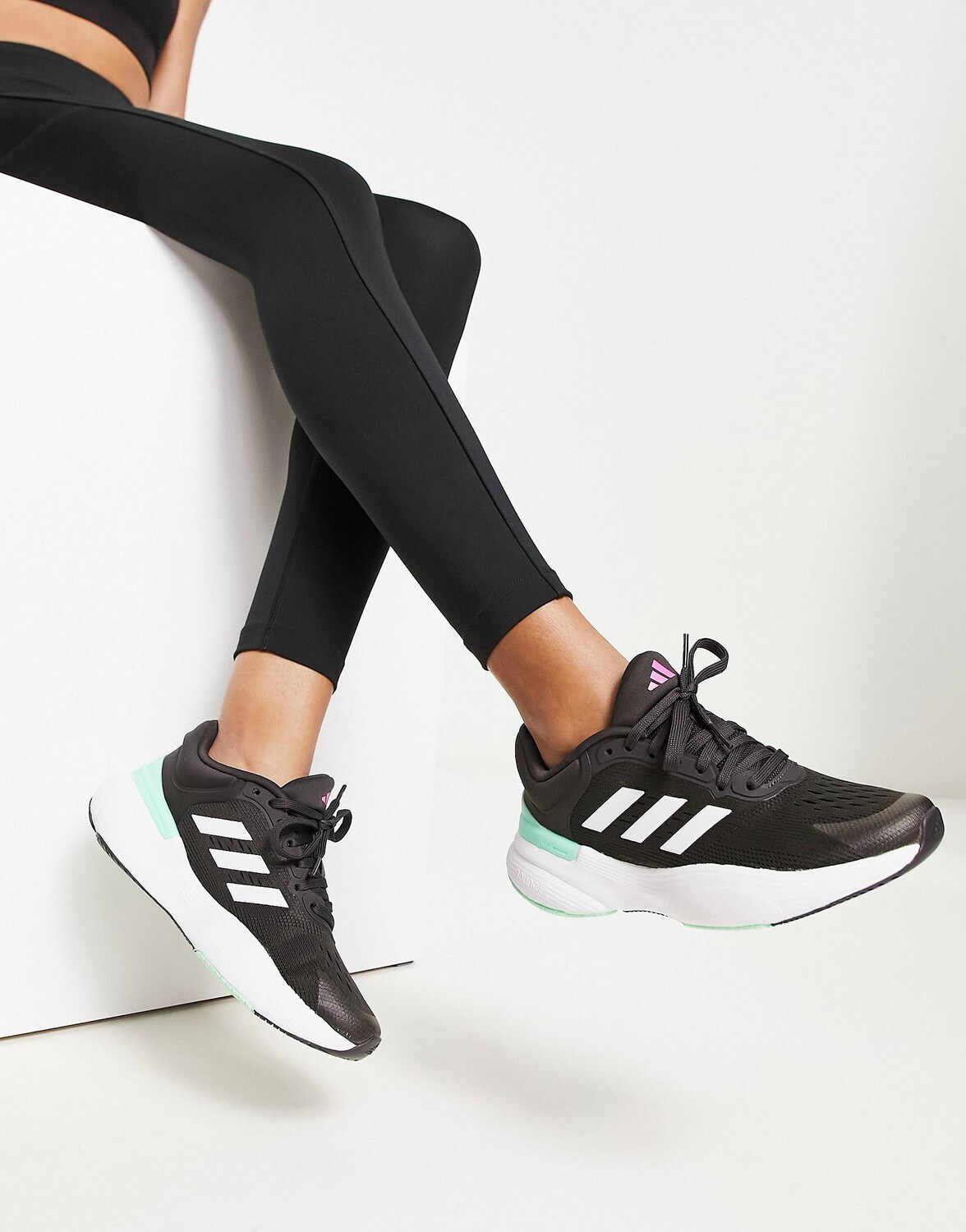

Черно-зеленые кроссовки adidas Running Response Super 3.0