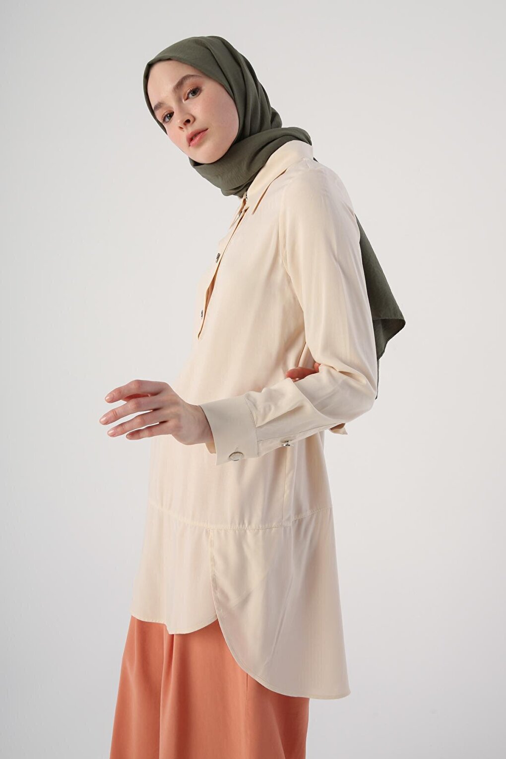 Туника с воротником рубашки цвета экрю, полупланкой с разрезом и длинной спиной ALL DAY мусульманская туника турецкий пол детализированные рубашки с доминантным воротником