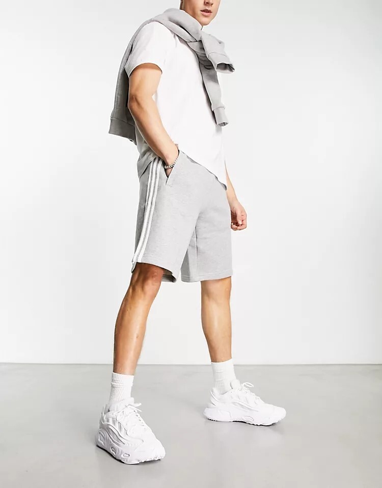 

Серые шорты с тремя полосками adidas Originals Essentials, серый