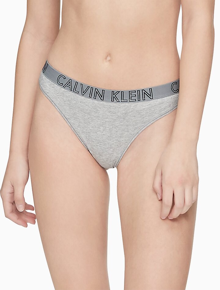 

Идеальные хлопковые стринги Calvin Klein, серый