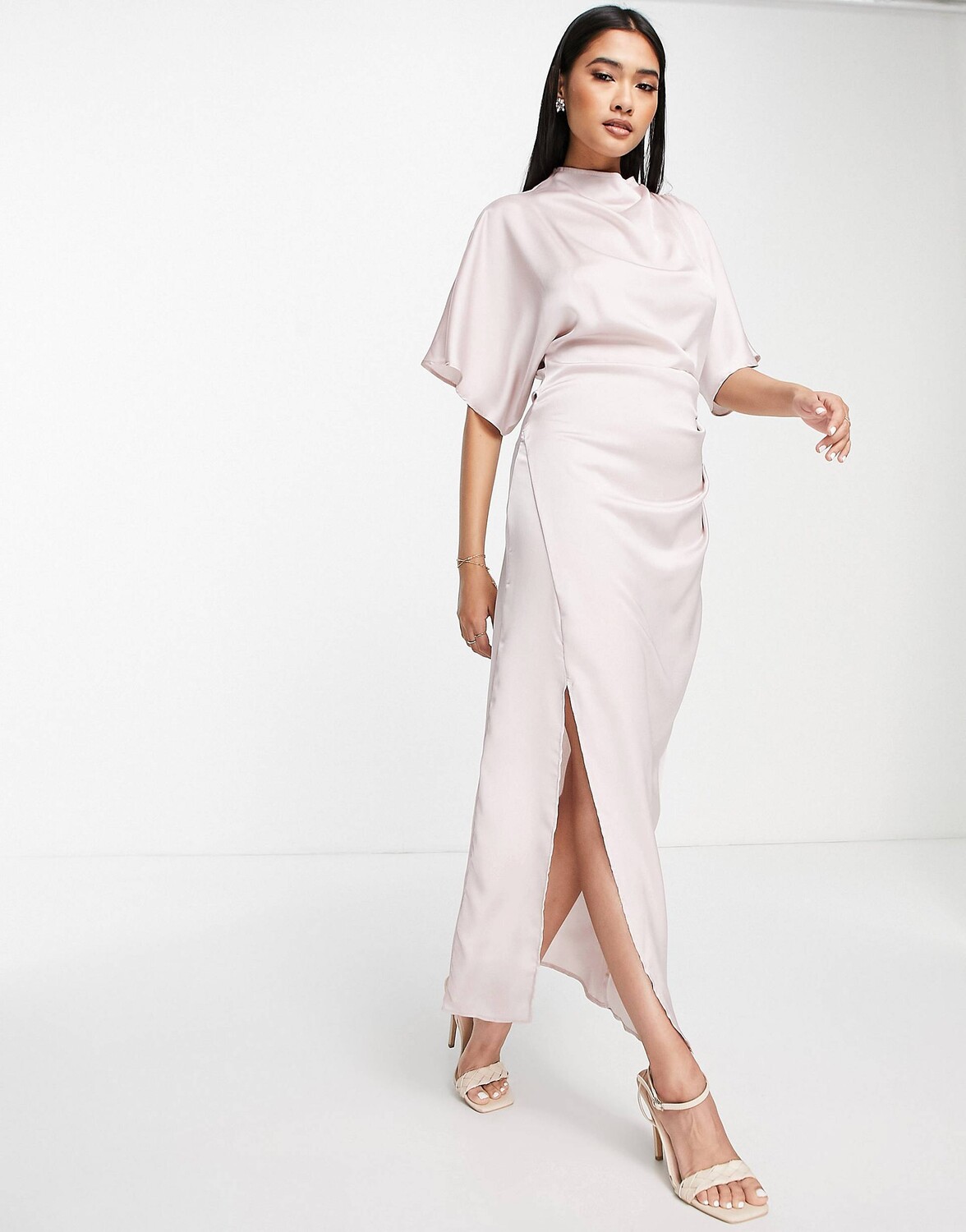 

Атласное платье миди устричного цвета с высоким вырезом и косыми рукавами ASOS DESIGN