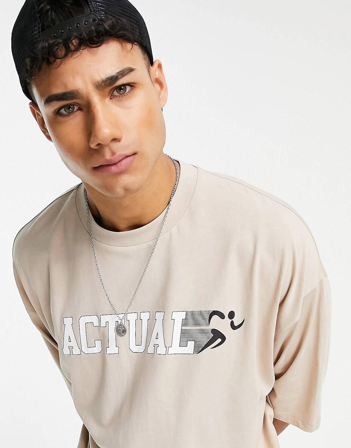 

Нейтральная оверсайз-футболка с логотипом ASOS Actual