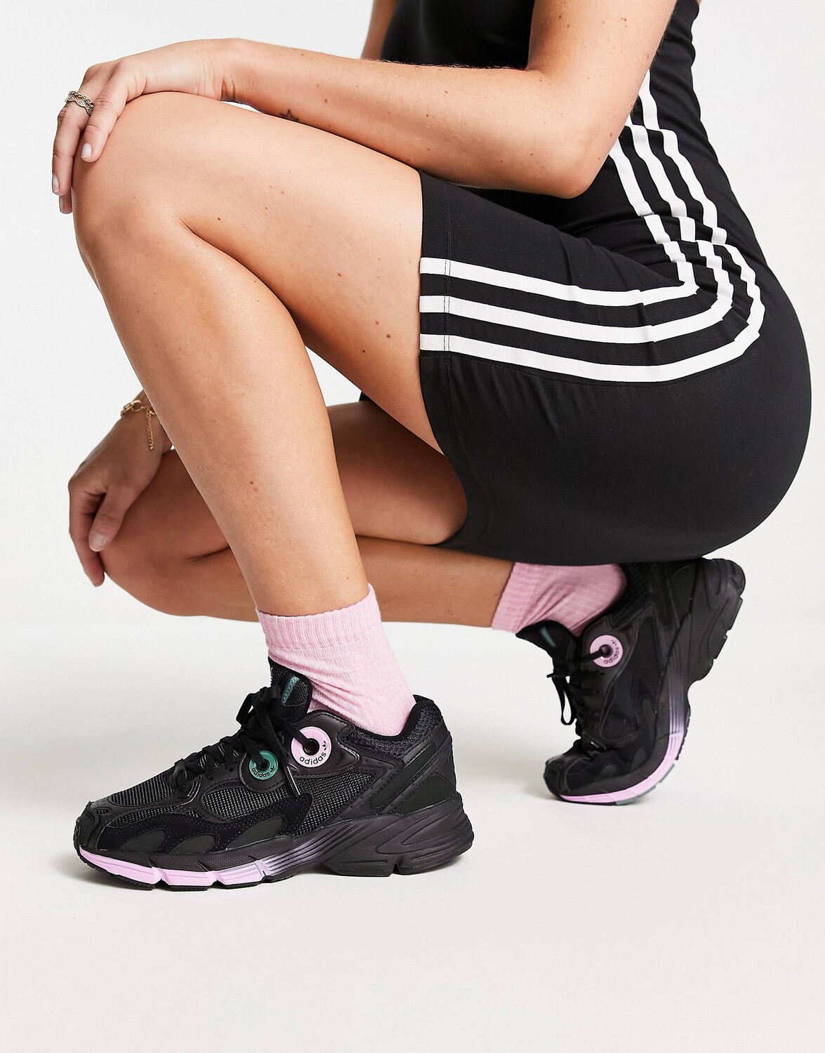 

Черные кроссовки adidas Originals Astir с разноцветными вставками