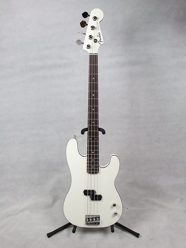 

Бас-гитара Fender MIJ Aerodyne Special Precision Bright White с сумкой Aerodyne Special Percision