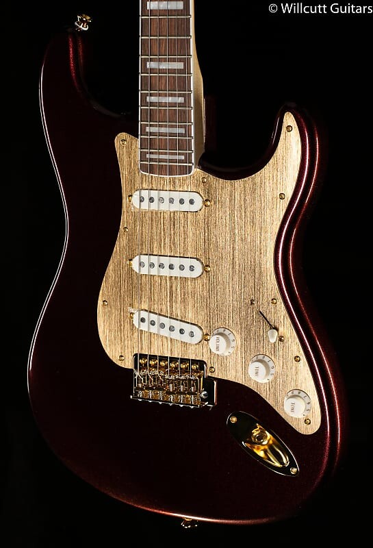 

Squier 40th Anniversary Stratocaster Gold Edition Laurel Fingerboard Gold Anodized Pickguard, Ruby Red Metallic (773) 40th Anniversary Stratocaster Gold Edition Laurel Fingerboard Gold Anodized Pickguard, (773)