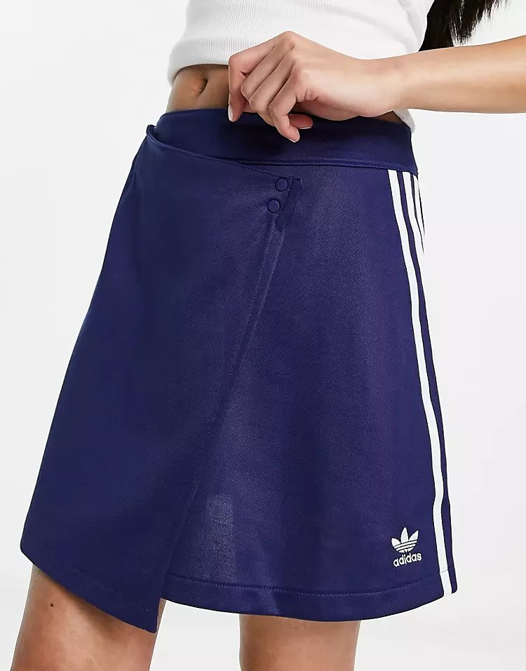 цена Темно-синяя юбка с запахом и тремя полосками adidas Originals, темно-синий