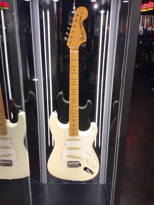 

Fender JV Modified '60s Stratocaster 2022 — настоящее время — олимпийский белый