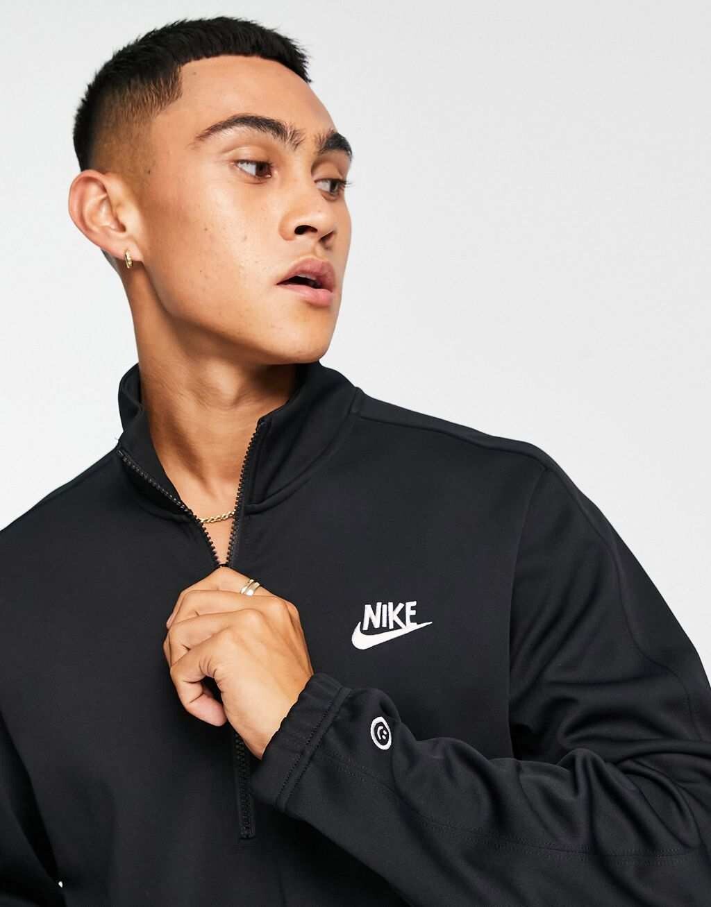 

У Nike есть черный свитшот Nike Day на молнии на половину длины