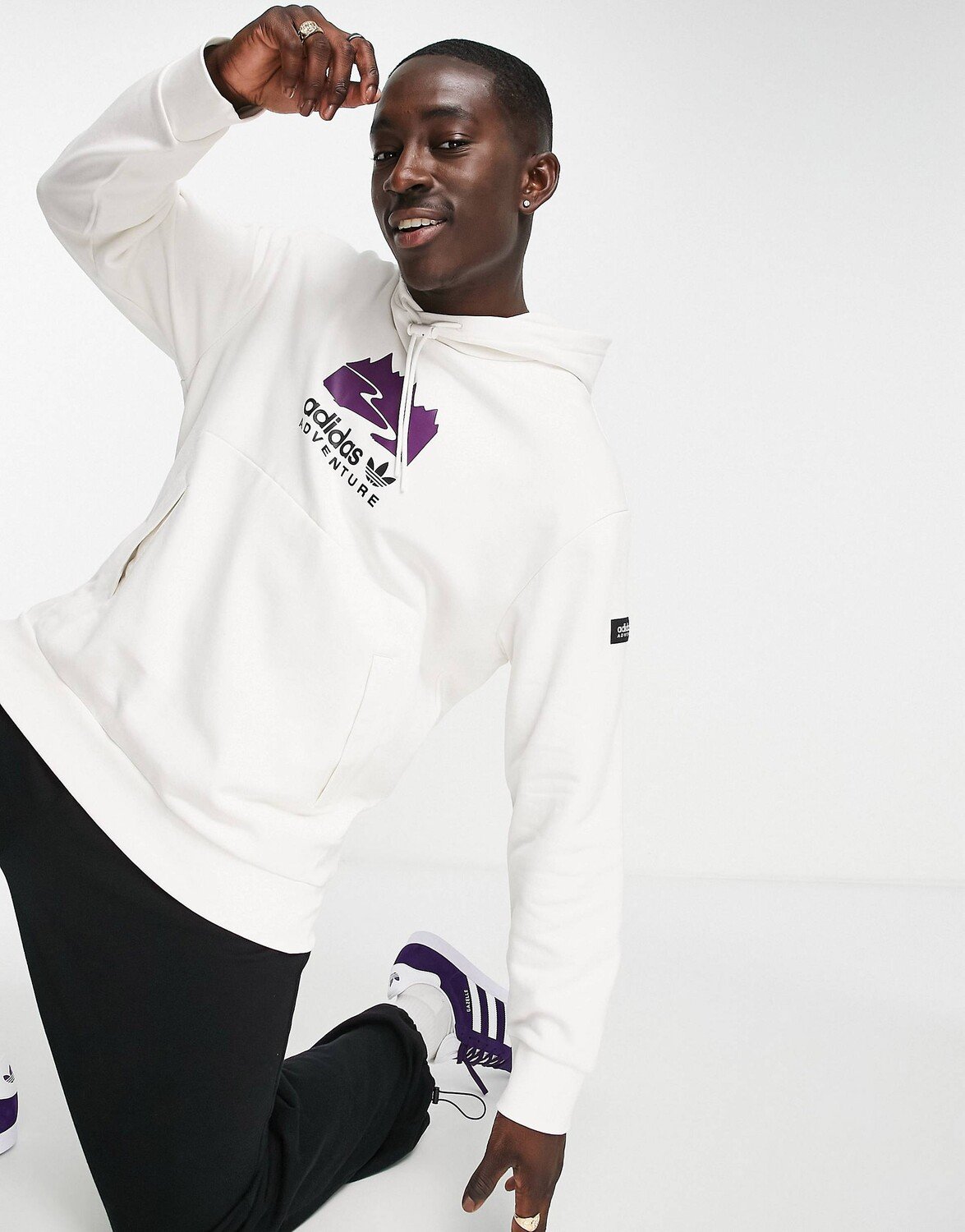 

Худи белого цвета с центральным принтом adidas Originals Adventure