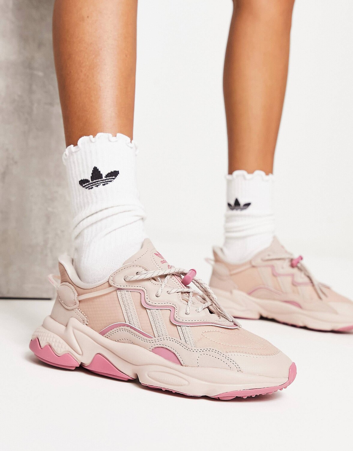

Бежевые и розовые кроссовки adidas Originals Ozweego