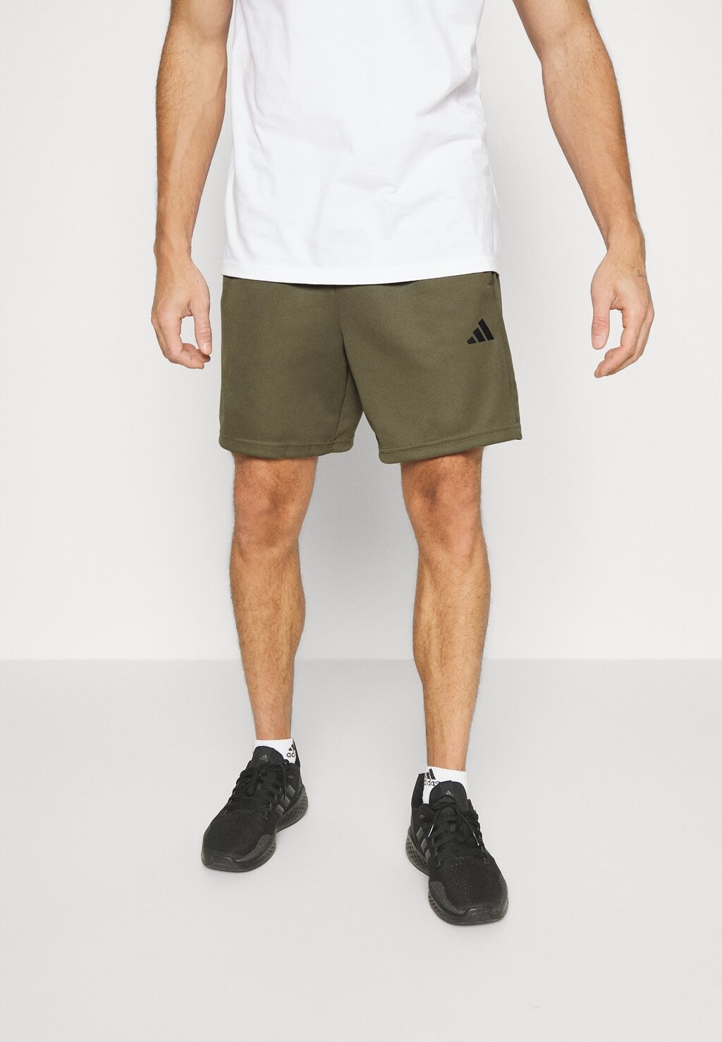 

Спортивные шорты Adidas