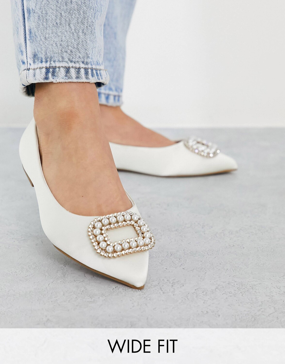 

Украшенные атласные балетки цвета слоновой кости с острым носком ASOS DESIGN Wide Fit Laura