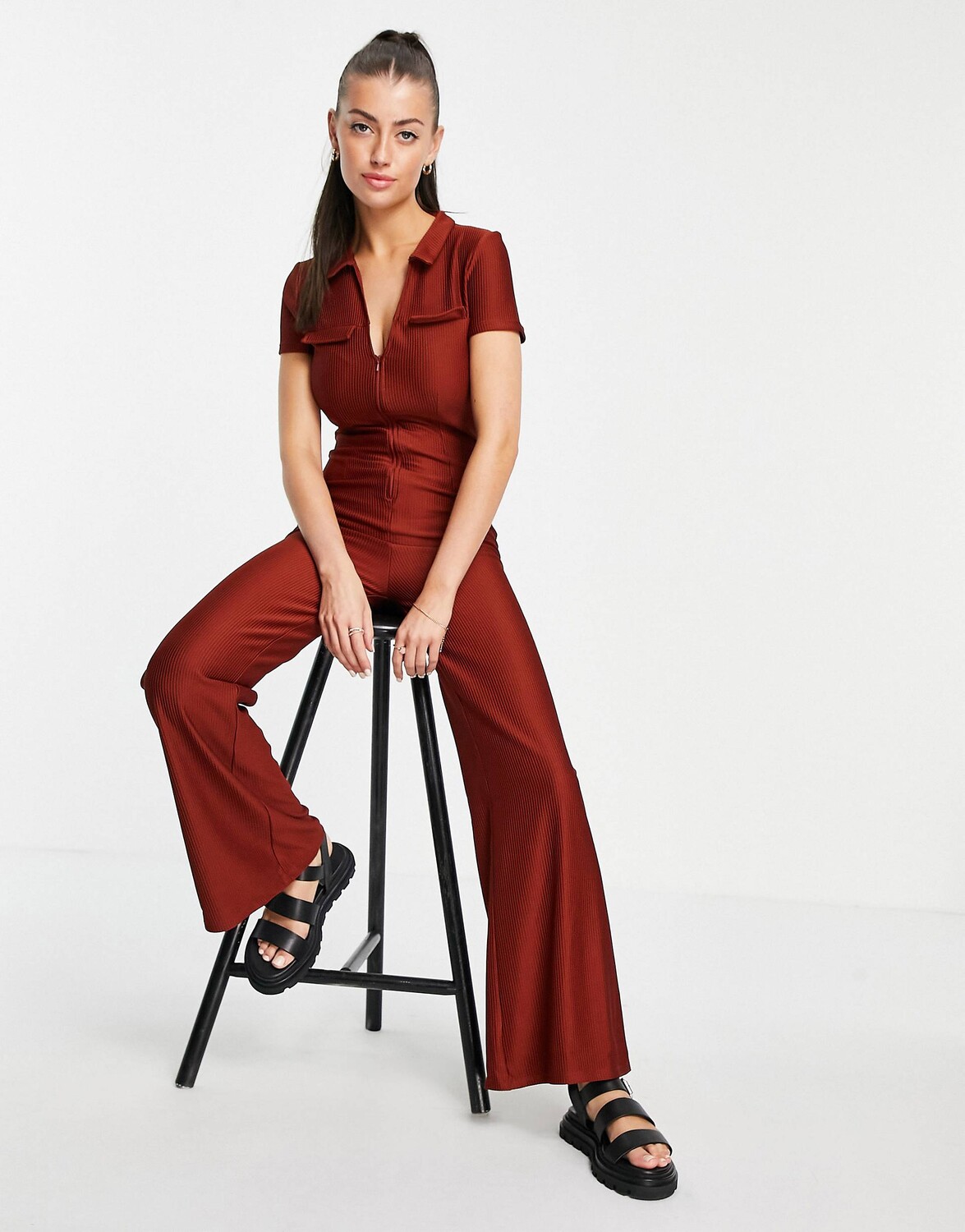 

Коричневый комбинезон в стиле 70-х с воротником и молнией спереди ASOS DESIGN