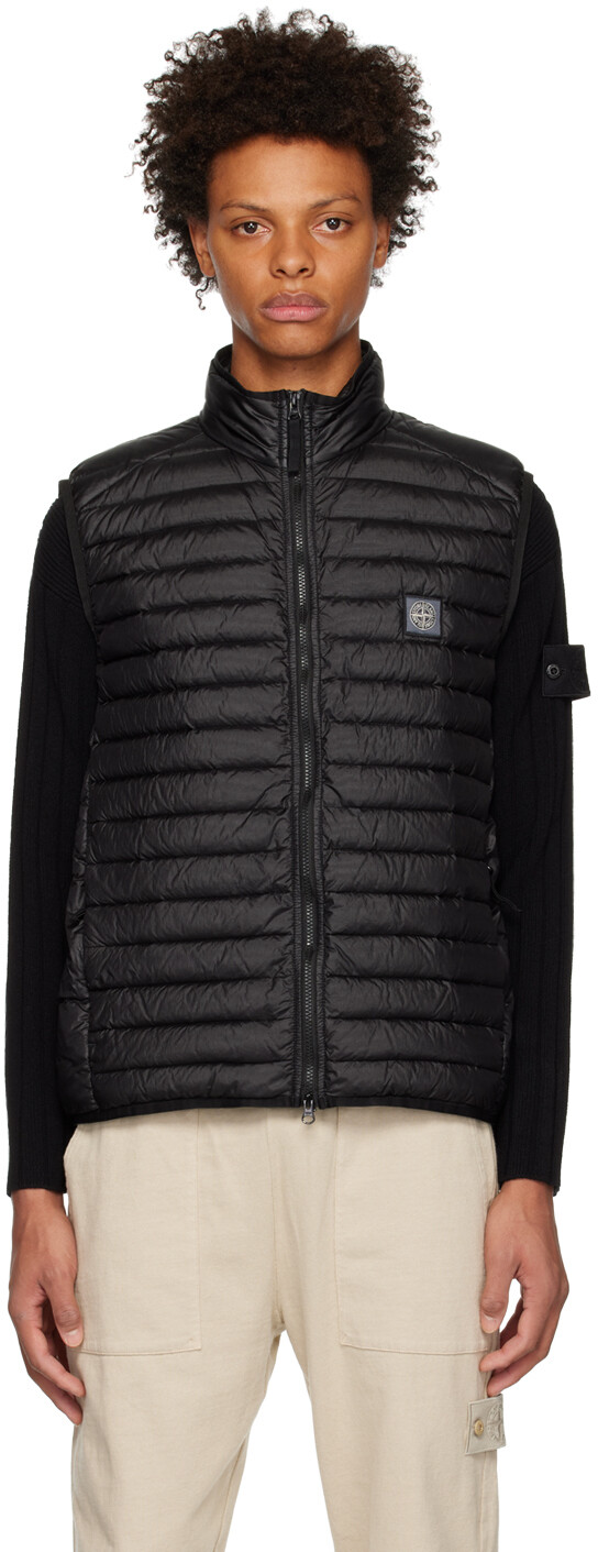 

Черный жилет с нашивками Stone Island