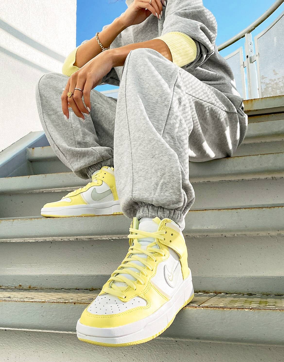 

Бело-желтые кроссовки Nike Dunk Hi Up