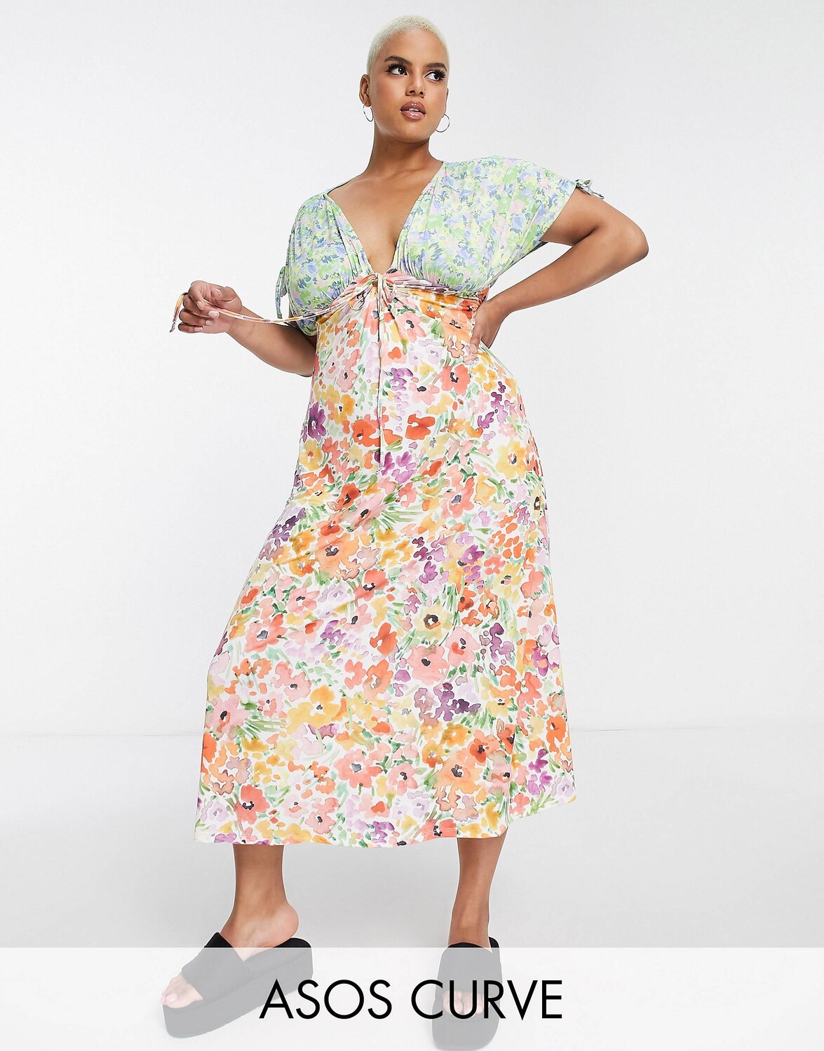 

Чайное платье миди с короткими рукавами и завязками ASOS DESIGN Curve с цветочным принтом ASOS DESIGN