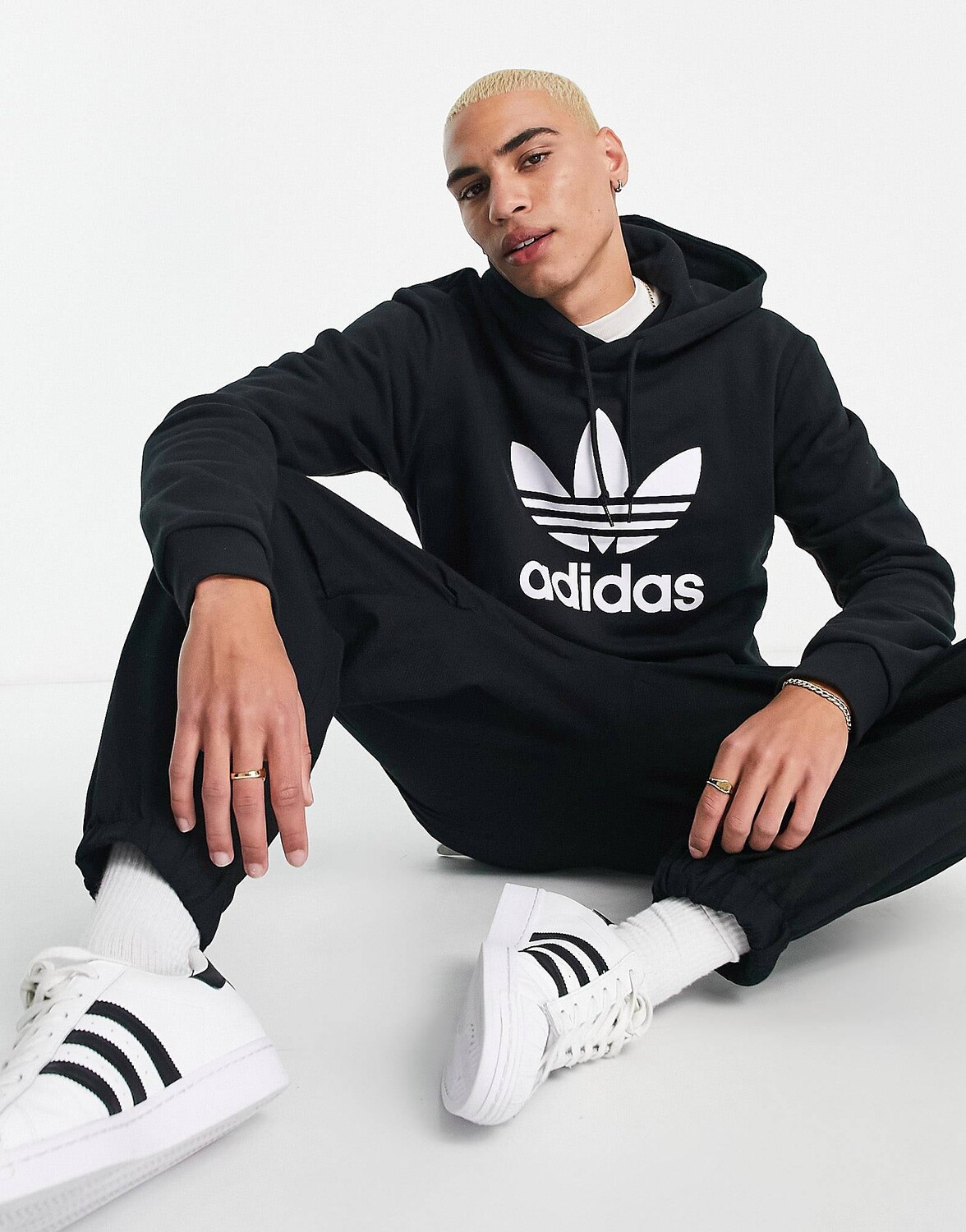 

Худи черного цвета с логотипом-трилистником adidas Originals adicolor