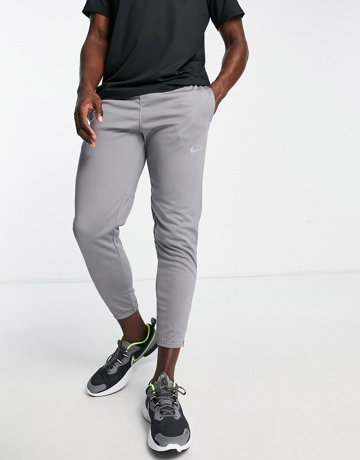 

Серые джоггеры Nike Running Challenger Repel Therma-FIT