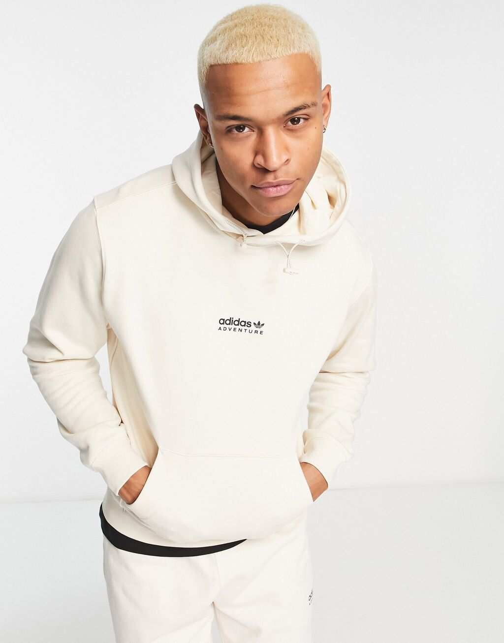 

Белая худи с логотипом на груди adidas Originals Adventure