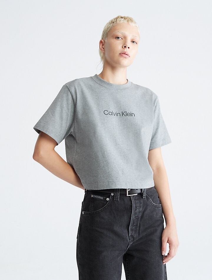 

Стандартная футболка свободного кроя с круглым вырезом и логотипом Calvin Klein, серый