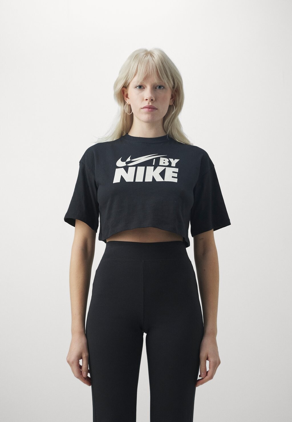 

Футболка с принтом Crop Tee Nike, цвет black/(sail)