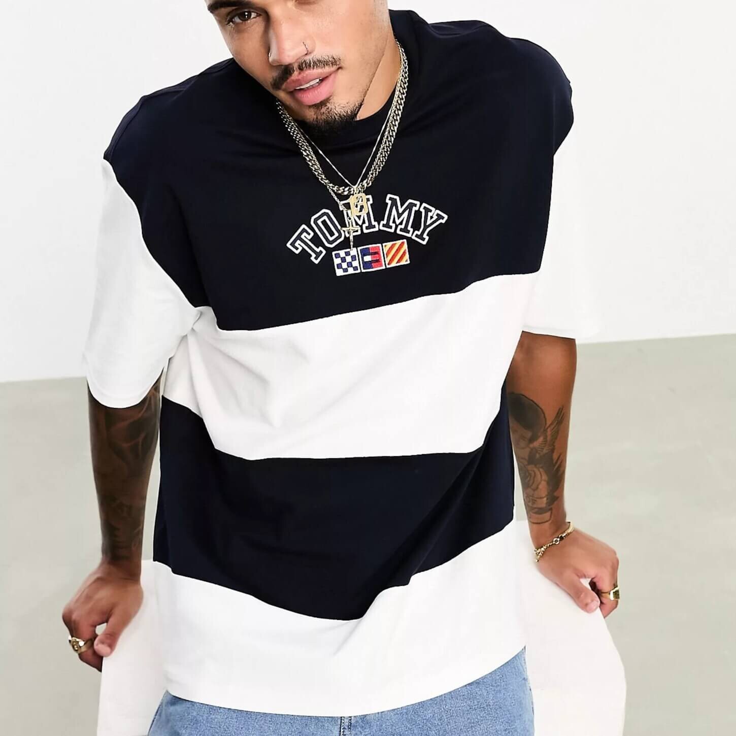 

Футболка в широкую полоску Tommy Jeans Classic Textured Logo, темно-синий/белый