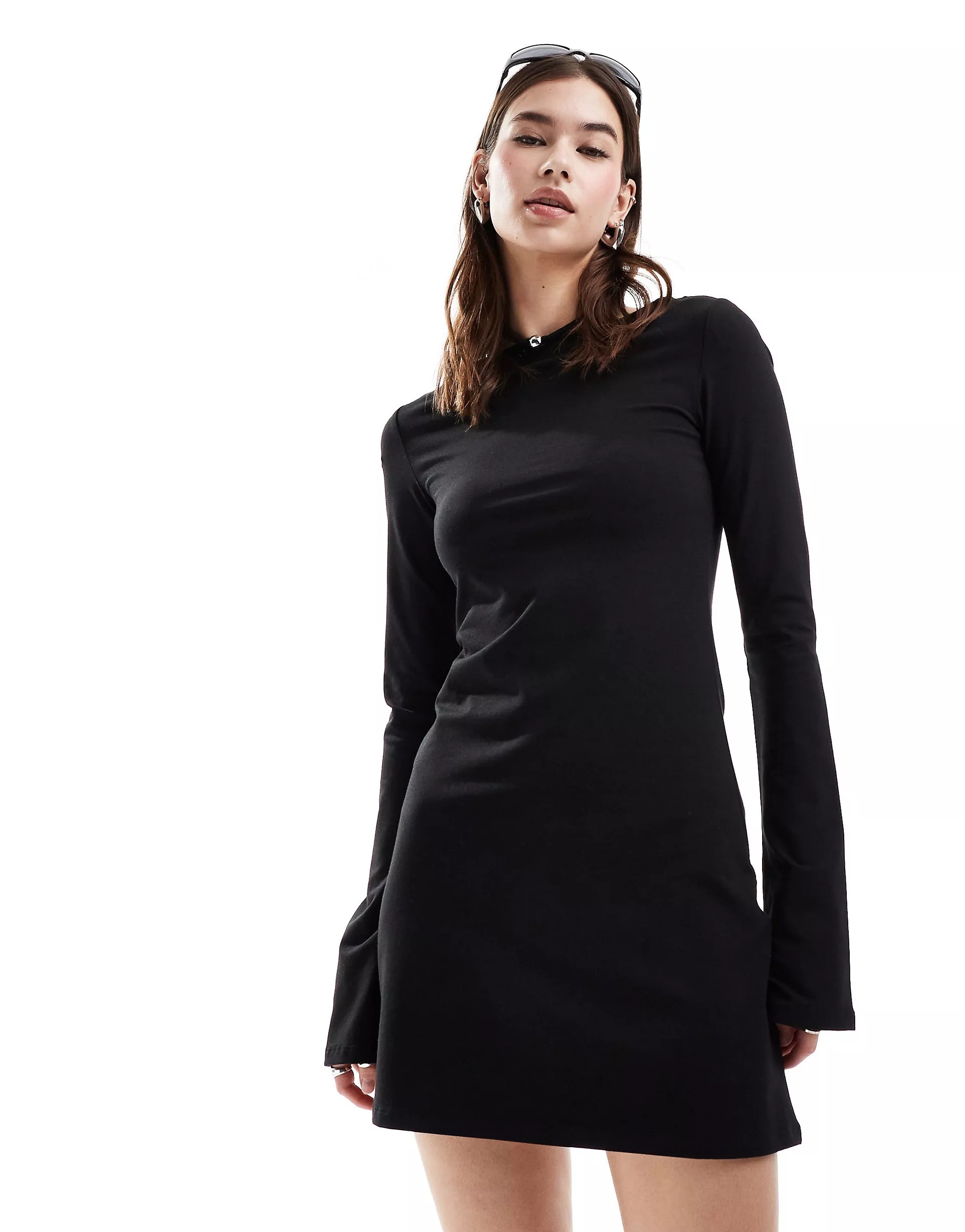 Платье мини Weekday Serena Boat Neck Long Sleeve With Trumpet Sleeves, черный цена и фото