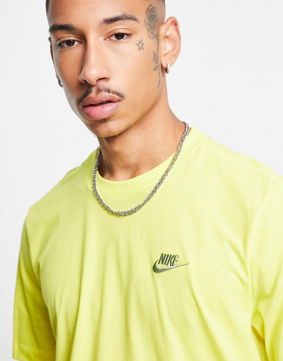 

Желтая футболка Nike Club