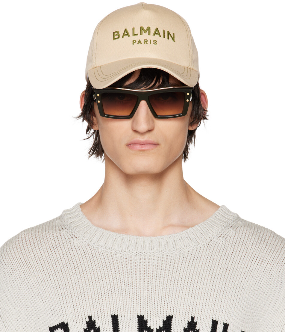 

Бежевая кепка с вышивкой Balmain